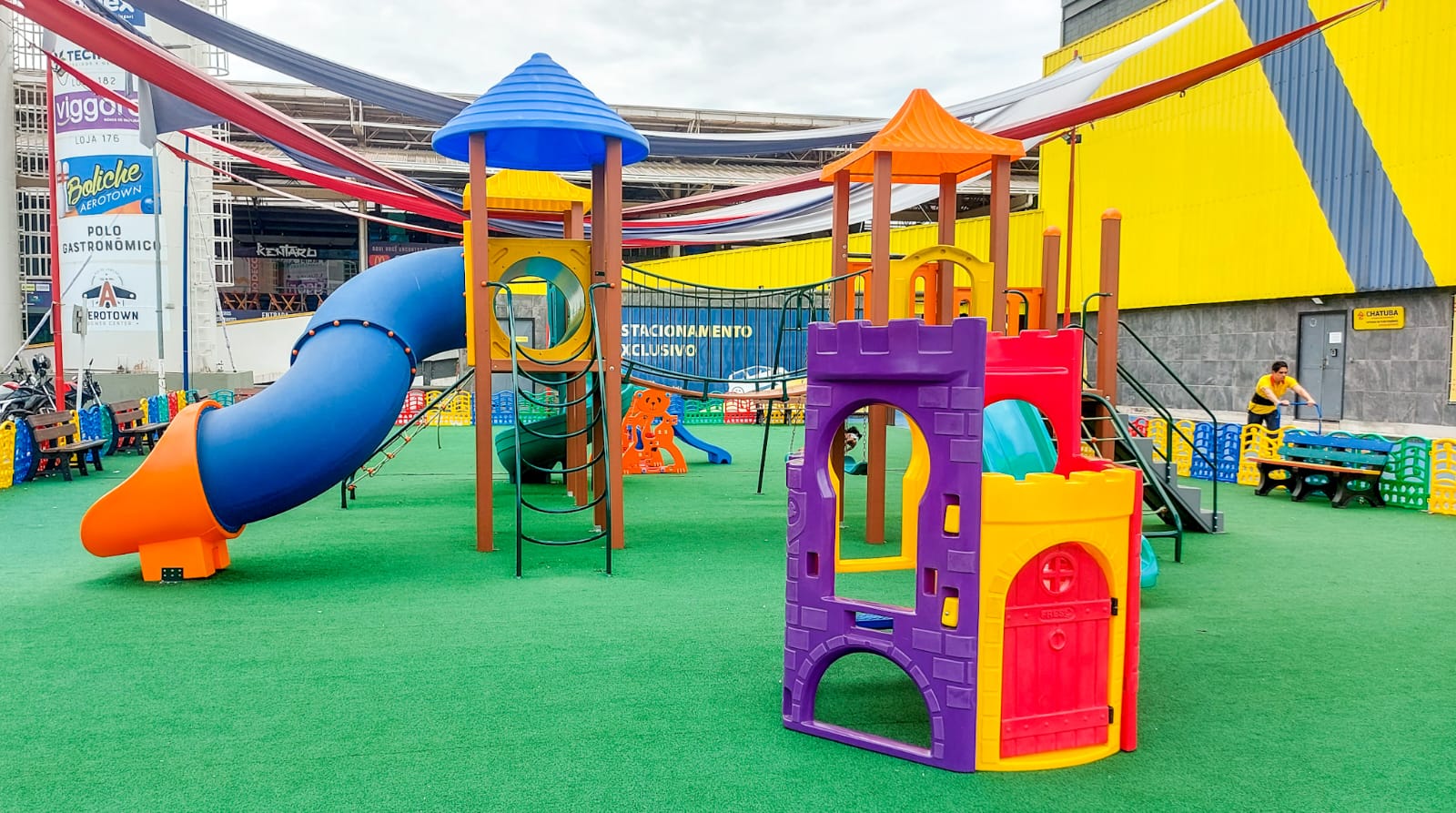 Shopping em Belém alaga e parte do teto de parquinho infantil