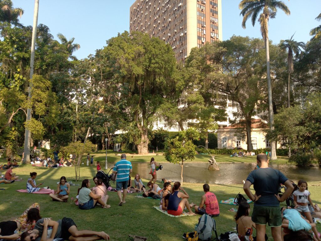 Famílias curtindo o espaço para piquenique a beira do lago nos jardins do Museu da República