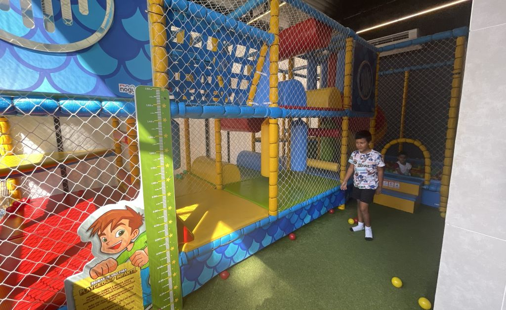 Área Kids do restaurante Na Brasa Columbia do Rosas