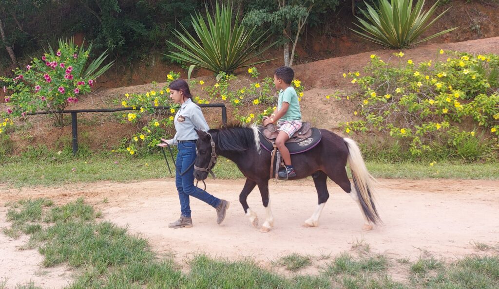 Voltinha no pônei Pompom, no Rancho Quindins