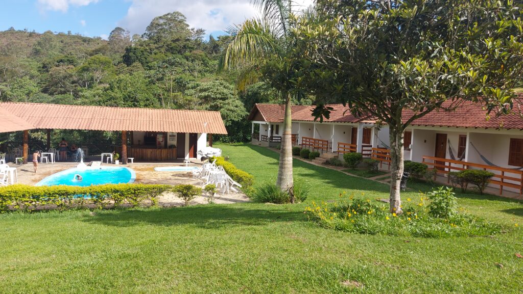 Piscina e acomodações no Hotel Fazenda Boa Vida