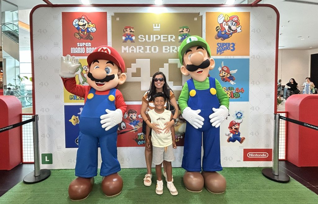 Meet and Greet com personagens Mario e Luigi - Nintendo Mall Tour