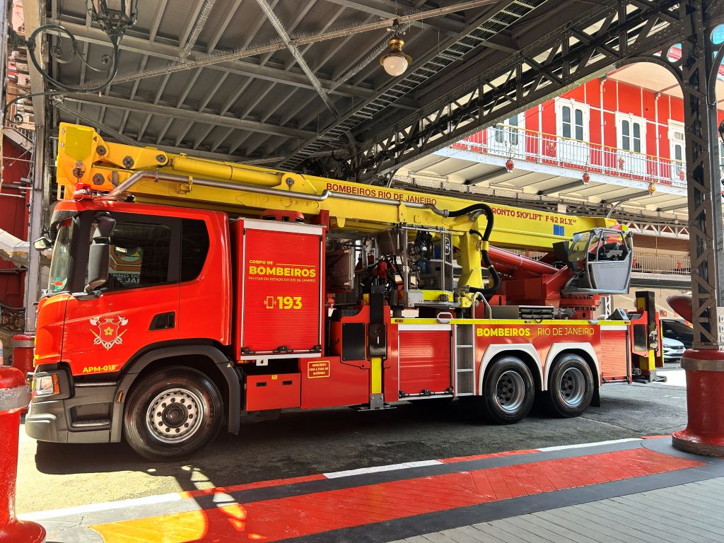 Caminhão no pátio do Quartel Central dos bombeiros