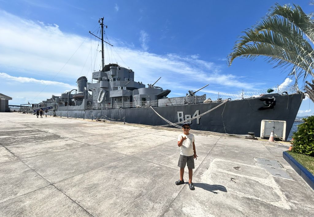 Ao fundo Navio-Museu Contratorpedeiro Bauru